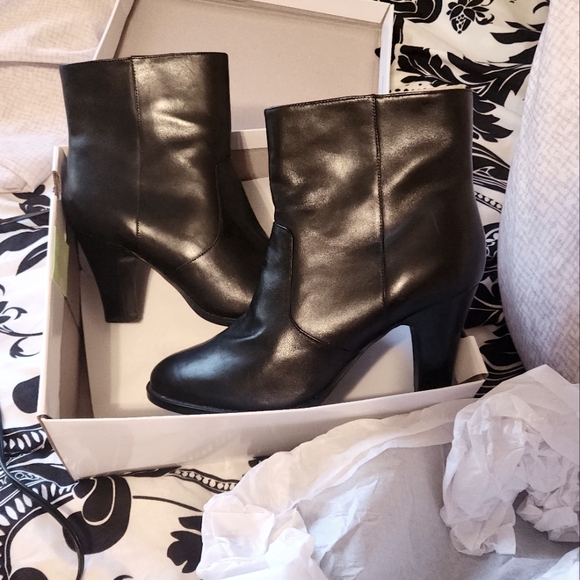 Markon Black Leather Ankle Boots Size 9 NWT - Picture 1 of 4